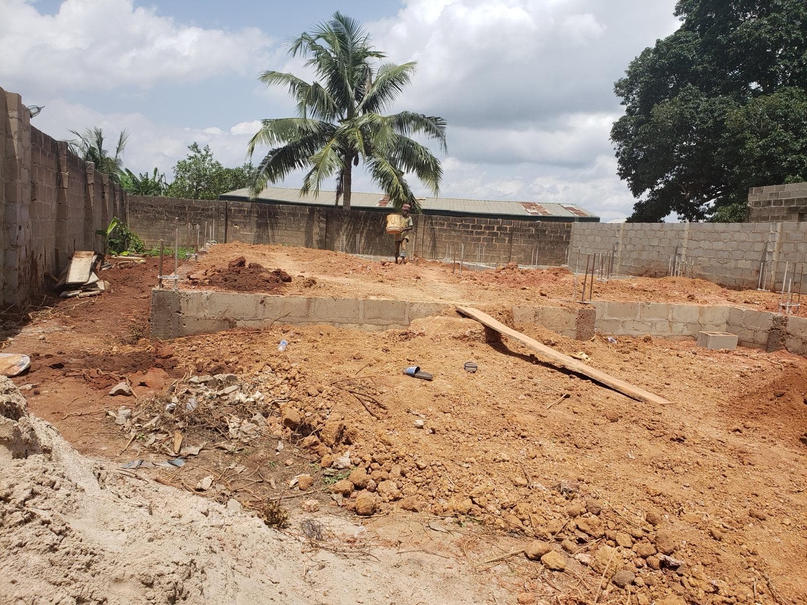 Pouring and compacting of laterite within the foundation — photo 4